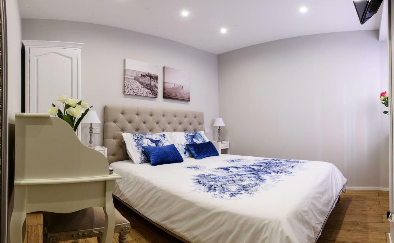 קומו Lora Center Room, Parking מראה חיצוני תמונה