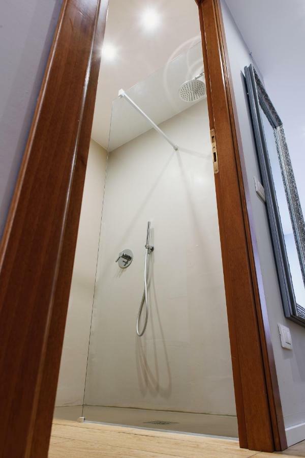 קומו Lora Center Room, Parking מראה חיצוני תמונה