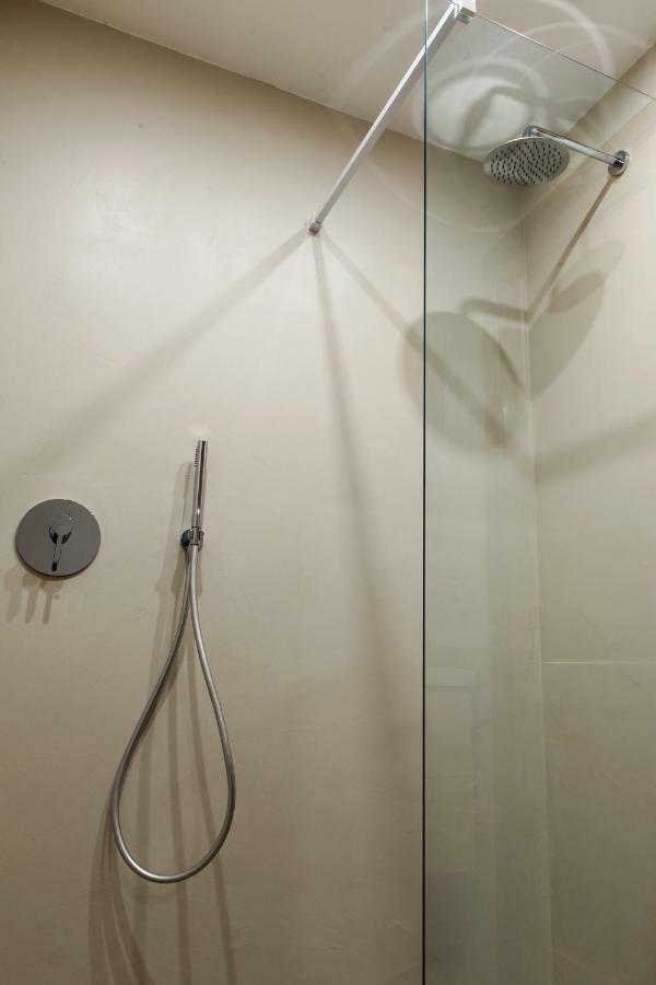 קומו Lora Center Room, Parking מראה חיצוני תמונה