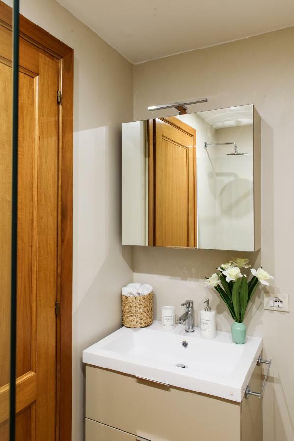 קומו Lora Center Room, Parking מראה חיצוני תמונה