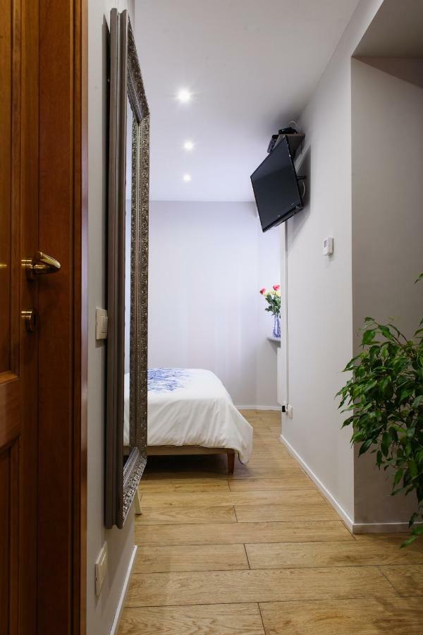 קומו Lora Center Room, Parking מראה חיצוני תמונה